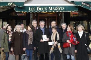 Le jury du Prix des Deux Magots devant le café avec le lauréat, Jerome Garcin.