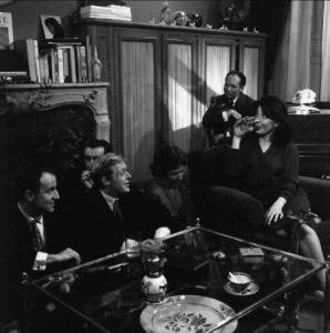 Boris Vian, Marc Doelnitz, Anne Marie Cazalis et Henri Patterson réunis dans le salon de Juliette Gréco