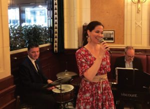 Chanteuse lors d'une soirée Jazz aux Deux Magots, tous les jeudis