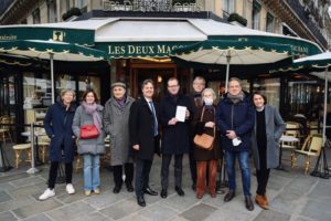 Le jury du Prix des Deux Magots 2022, réuni devant l’établissement avec le lauréat Louis-Henri de La Rochefoucauld.