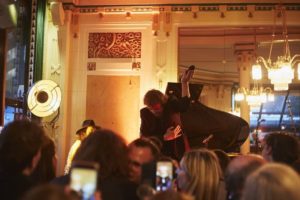 Cali sur la scène lors d'une soirée aux Deux Magots
