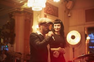 Photo de Mathias Malzieu et Daria Nelson, chantant aux Deux Magots